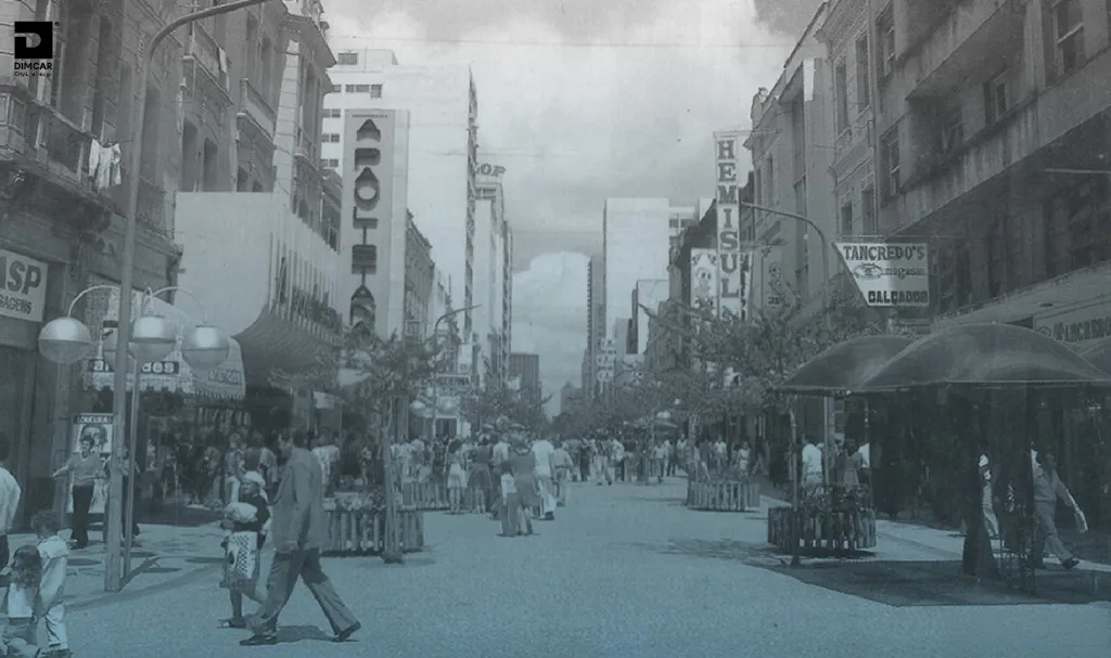 strada affollata di Curitiba negli anni 70