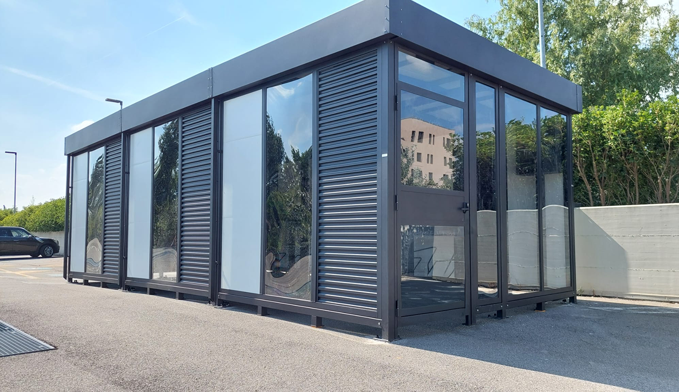 Bike stations and sustainable mobility: secure storage and e-bike charging