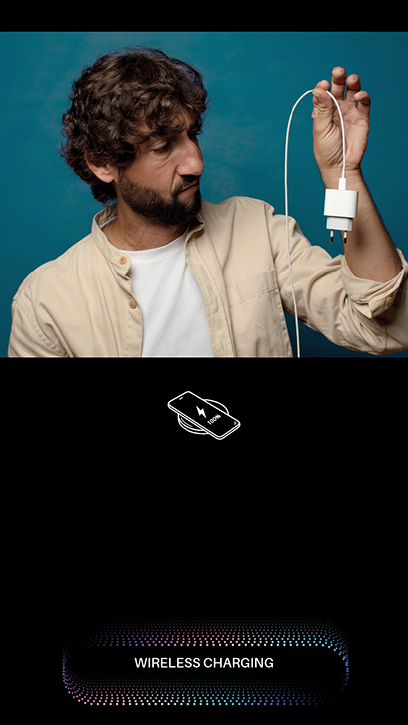 Dettaglio della stazione di ricarica integrata nella panchina, con pad wireless e due porte USB veloci.