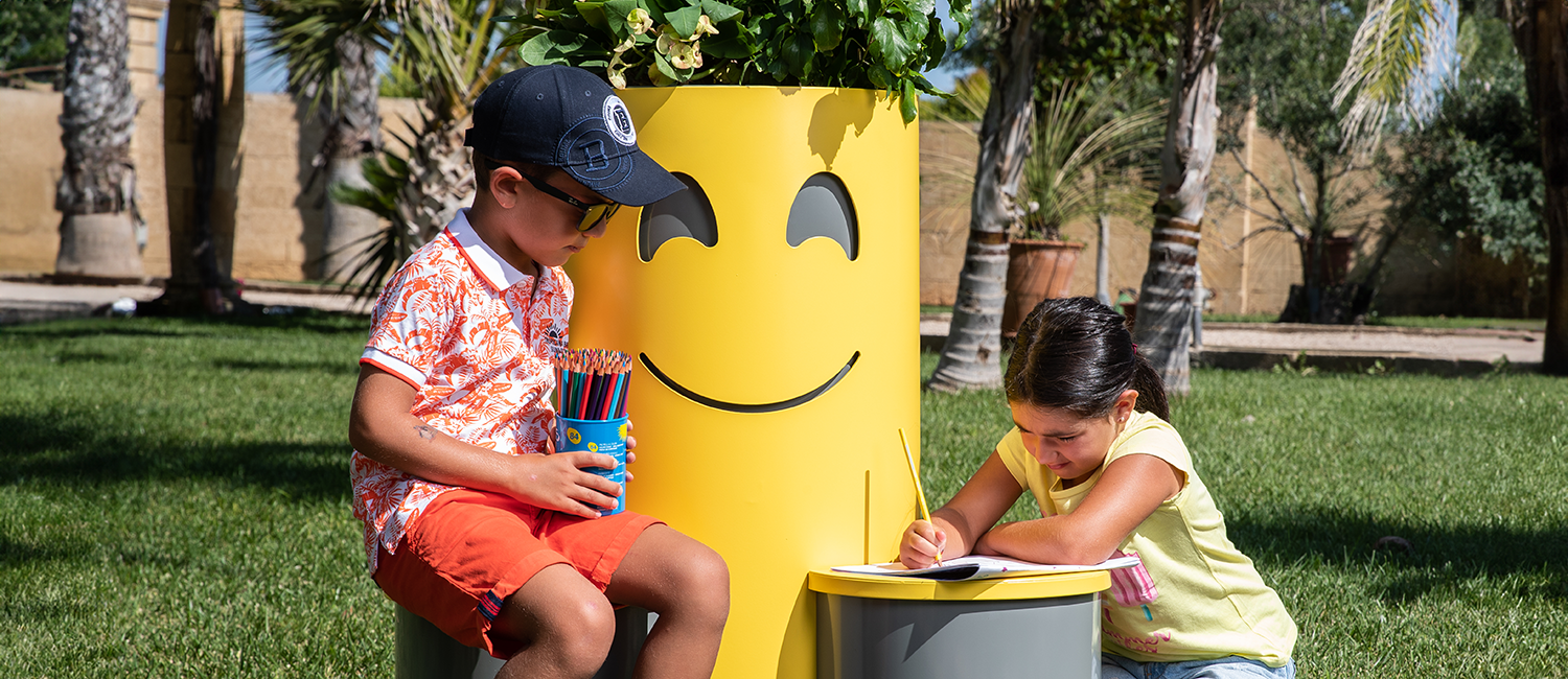 Tubetto seat with flower box vista 1