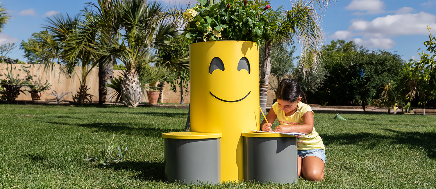 Tubetto seat with flower box vista 2