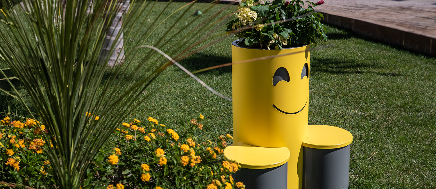 Tubetto seat with flower box vista 3